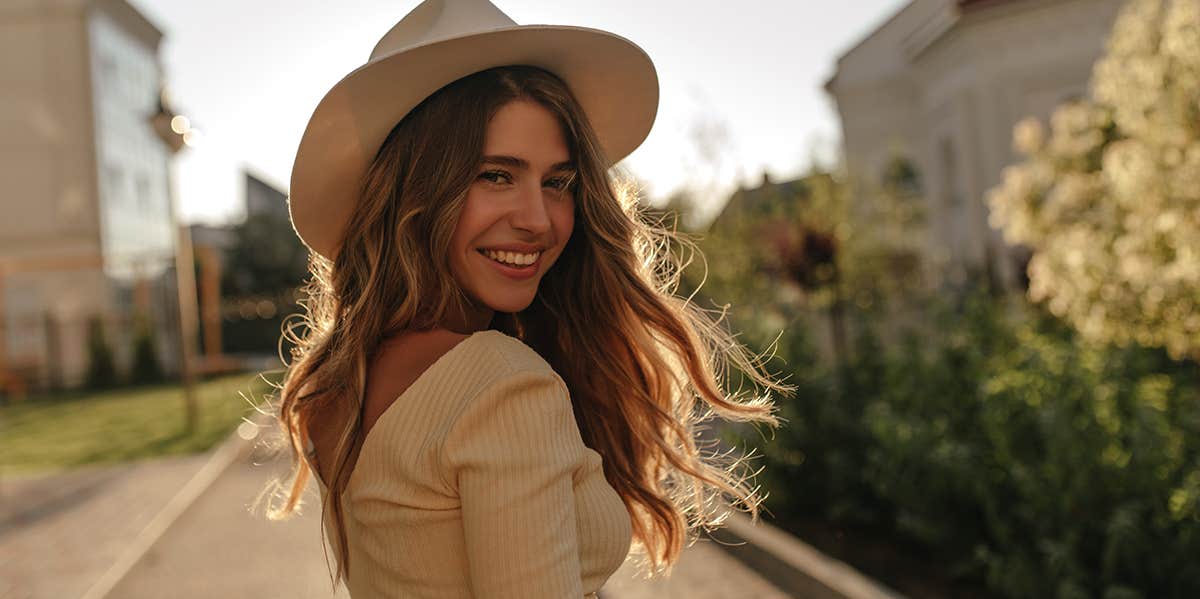 5 Simple Things Single Women Love To Hear girl walking down the road looking back