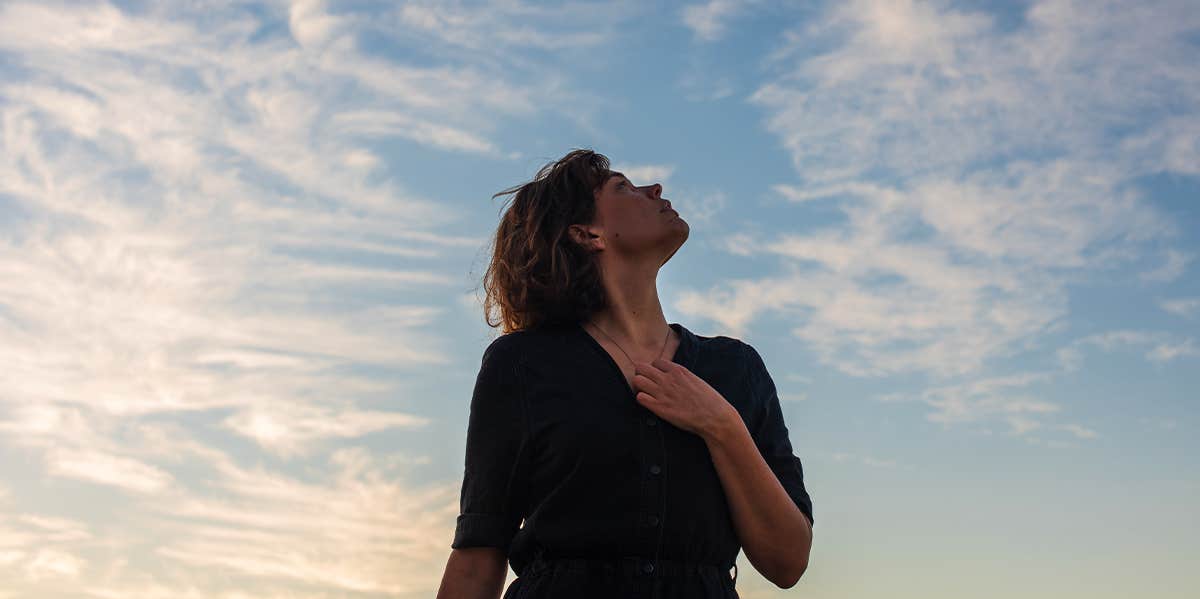 5 Easy Ways To Tell Your Deceased Loved Ones Are Reaching Out To You woman looking at the sky