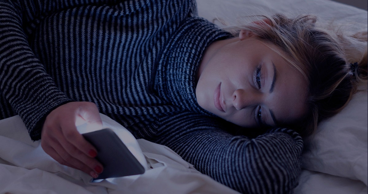 woman texting good night quotes woman texting good night quotes