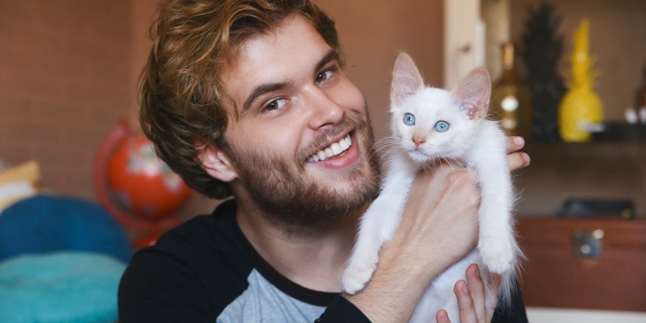 6 Freaky Behaviors Men Have That Are EXACTLY Like Cats