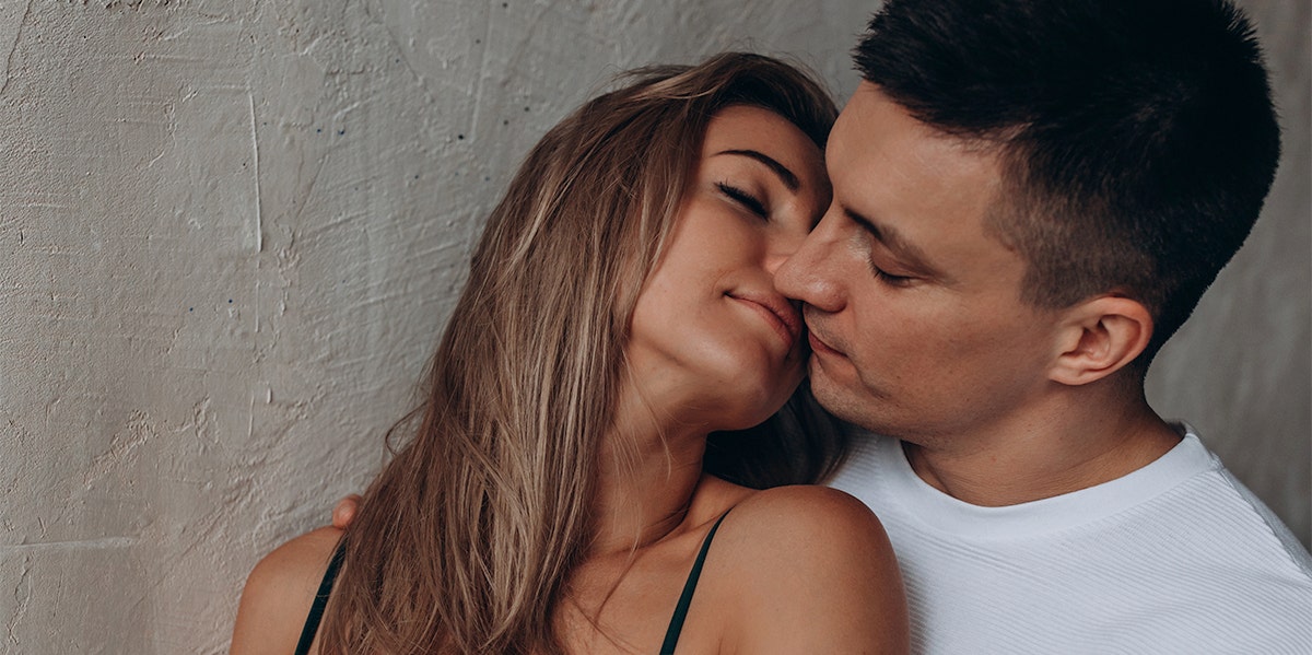 6 Unrealistic Relationship Goals That Kill Your Love Life couple kissing