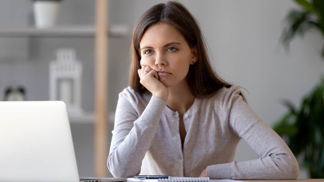 7 Clear Signs It's Time For A Job Change bored woman at computer