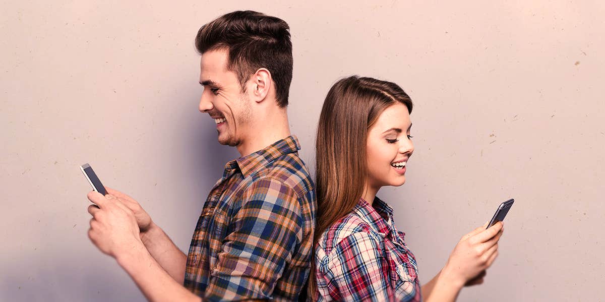 7 Ways To Set Up A 'Thirst Trap' And Make A Man Fall For You couple on their phones