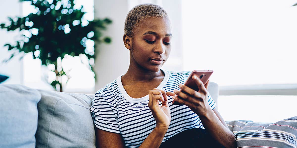 8 Bogus Communication Double Standards That Seriously Drive Your Relationship Apart woman texting
