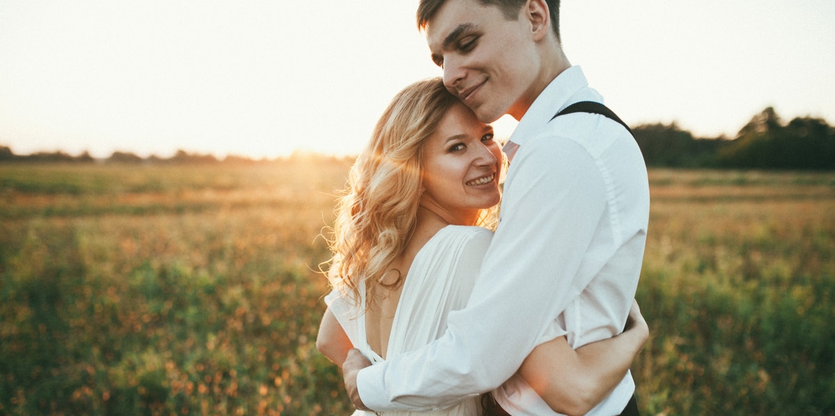8 Early Ways To Tell If Your Marriage Will Last couple hugging