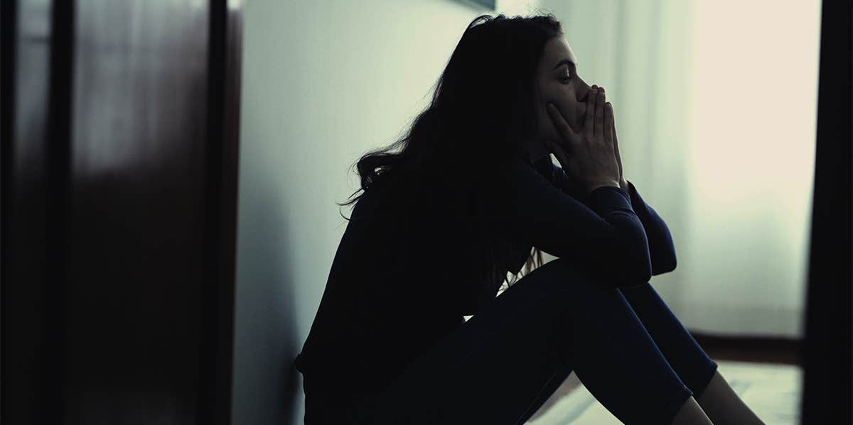 8 Ways Type A And Type B Personalities Express Anxiety Differently anxious woman