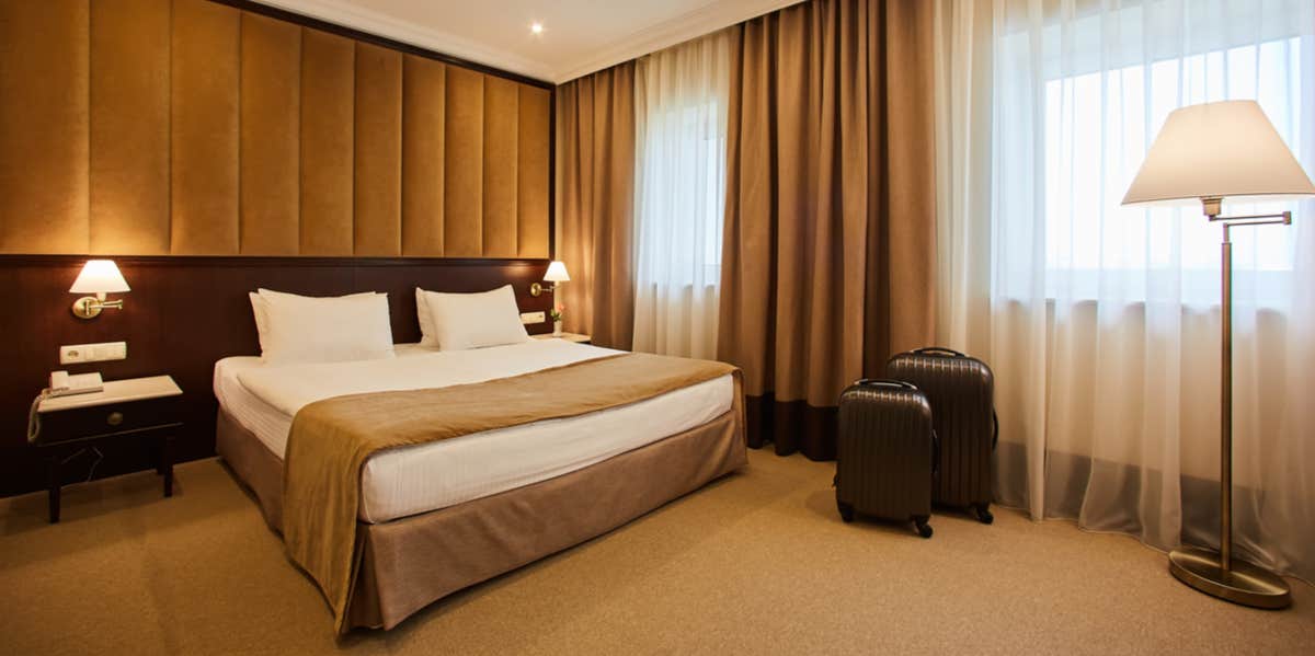 9 People Share The Grossest Things They've Found In Their Hotel Rooms hotel room