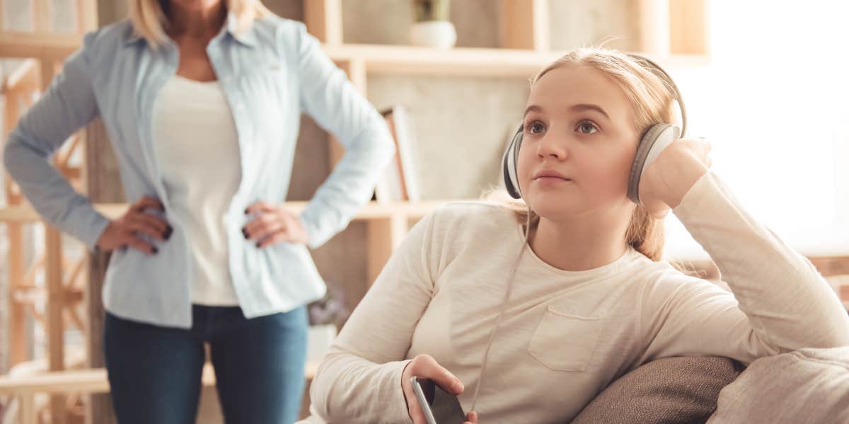 Father Threatens To Leave His Wife After She Took Daughter’s Things Mom watches teen on phone angrily