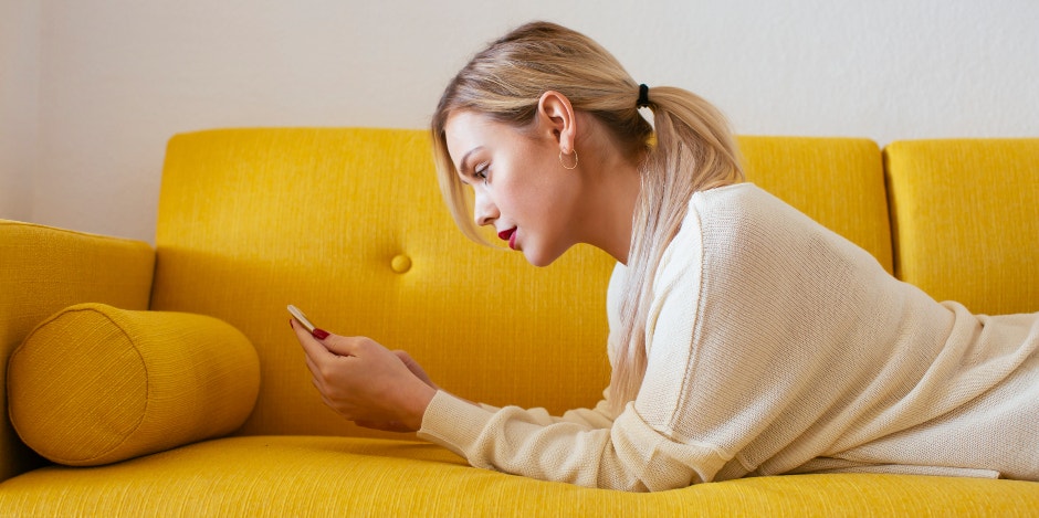 What Is Breadcrumbing? 3 Reasons This Dating Trend Is Worse Than Ghosting — & How To Avoid It