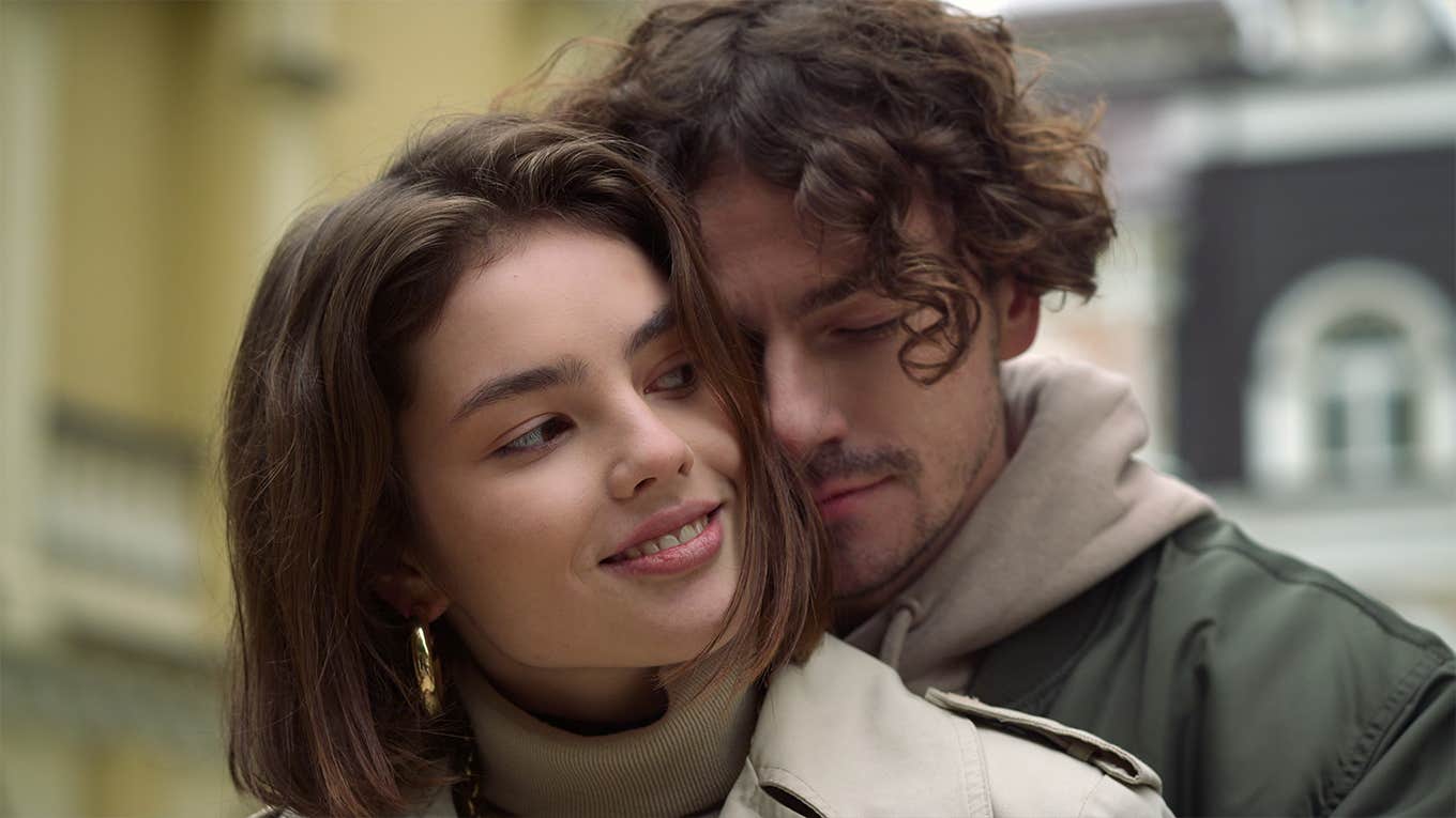 5 Little Ways To Tell If Your Man Has "Grass Is Greener" Syndrome Affectionate couple enjoying date