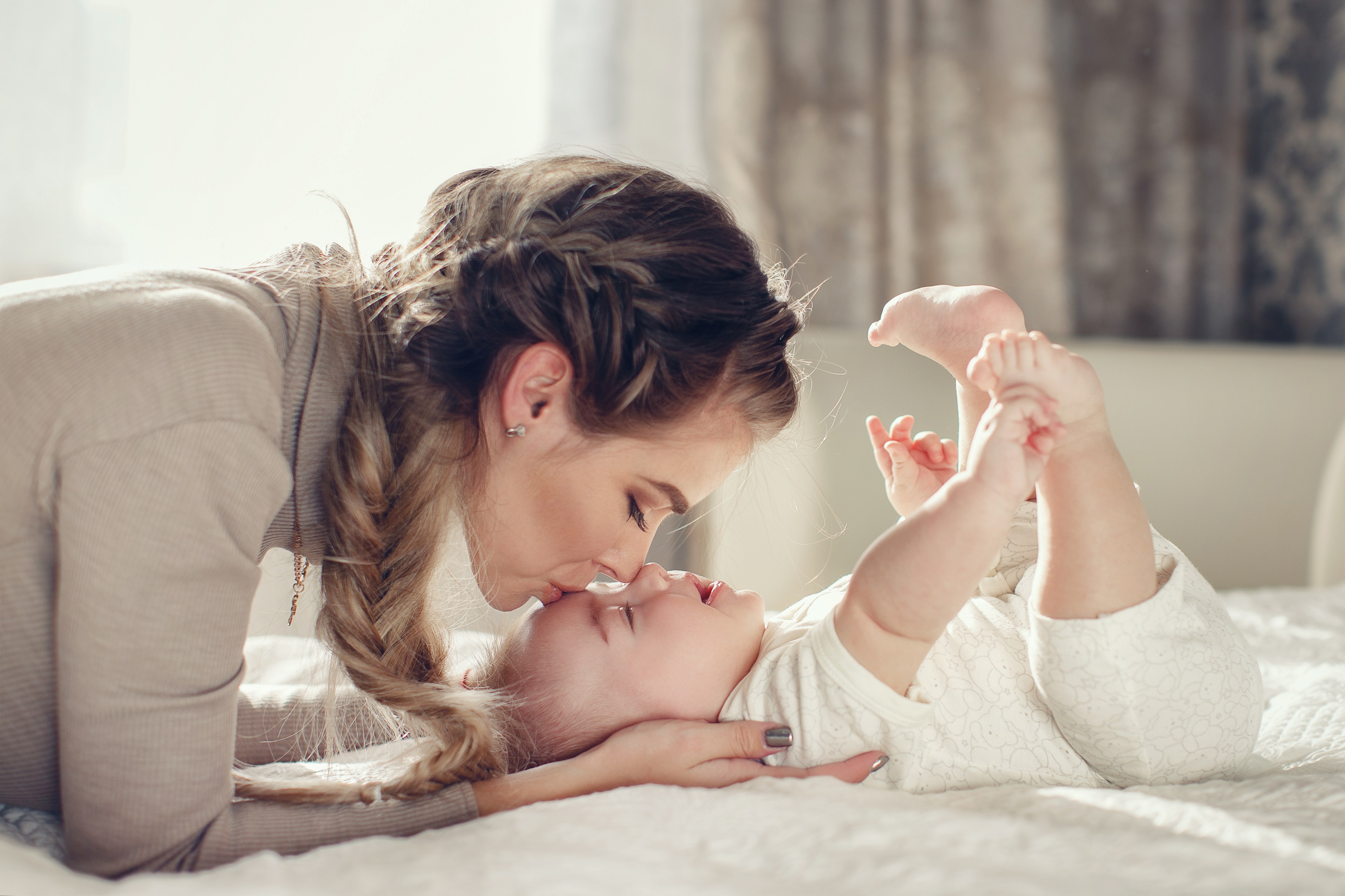 mom kissing baby on forehead