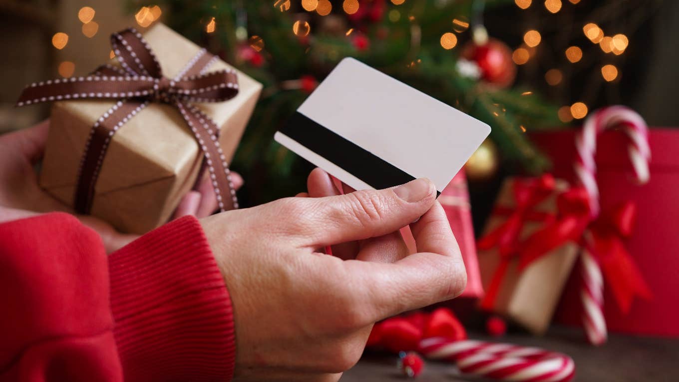Parents Give Teacher The Wrong Gift Card For A Much Higher Amount And Want To Know How To Ask For It Back christmas, gift card, teacher, gift