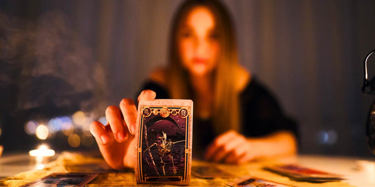 When You Should Not Seek Guidance From A Psychic psychic doing a reading