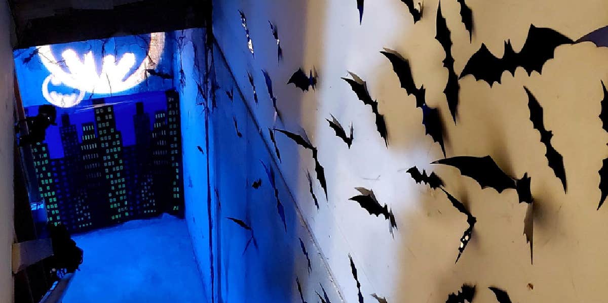 Man Throws Girlfriend The Batman Party Of Dreams batman surprise birthday party in basement