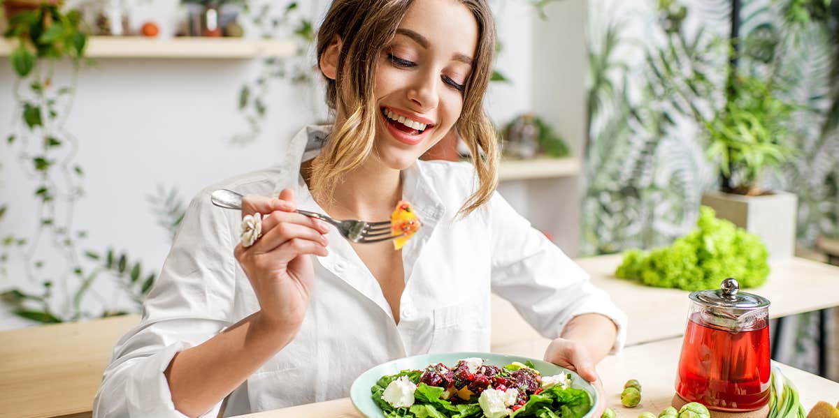 I Became A Vegetarian For 7 Days And Here’s What Happened woman eating a salad