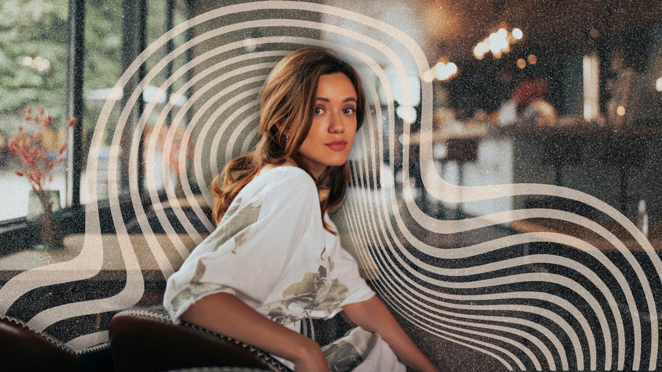 11 Little Habits Of The Most Well-Liked People Woman standing out in a resturant