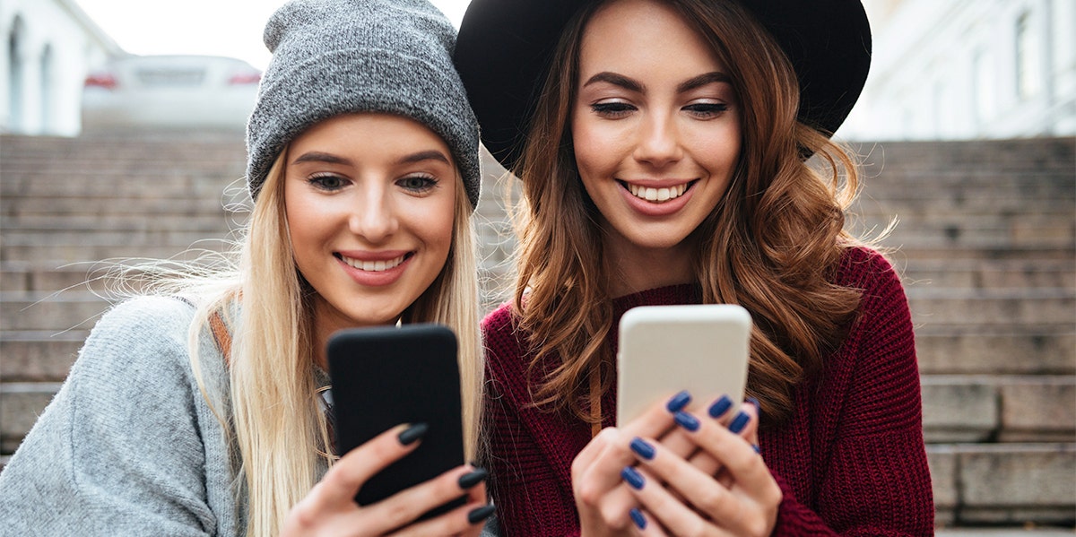 women using apps to make new friends