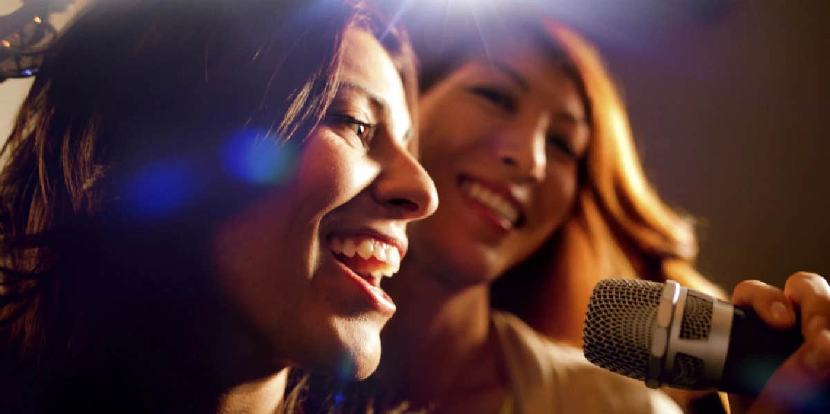 50 Best Lip Sync Songs To Make It Look Like You're Killing It On The Mic women lip syncing