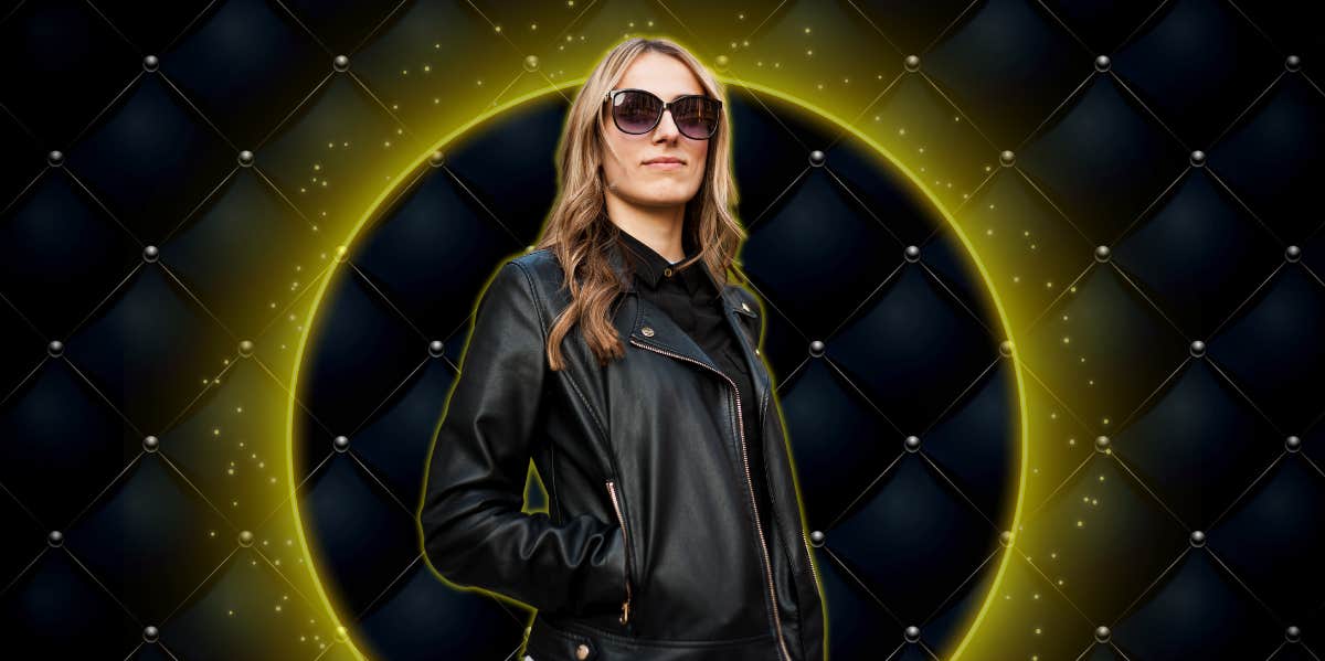 woman in all black with sunglasses