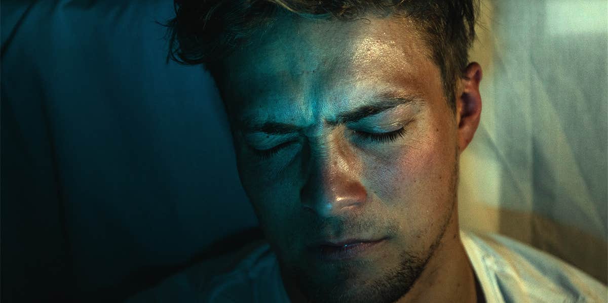 Powerful Techniques That Instantly Eliminate Stress stressed man in dark room