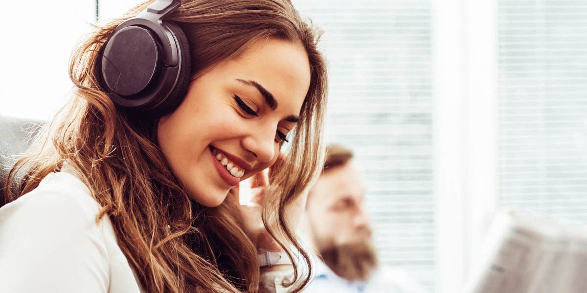 Low Frequency Brown Noise For ADHD Focus Woman listening to brown noise through headphones & smiling