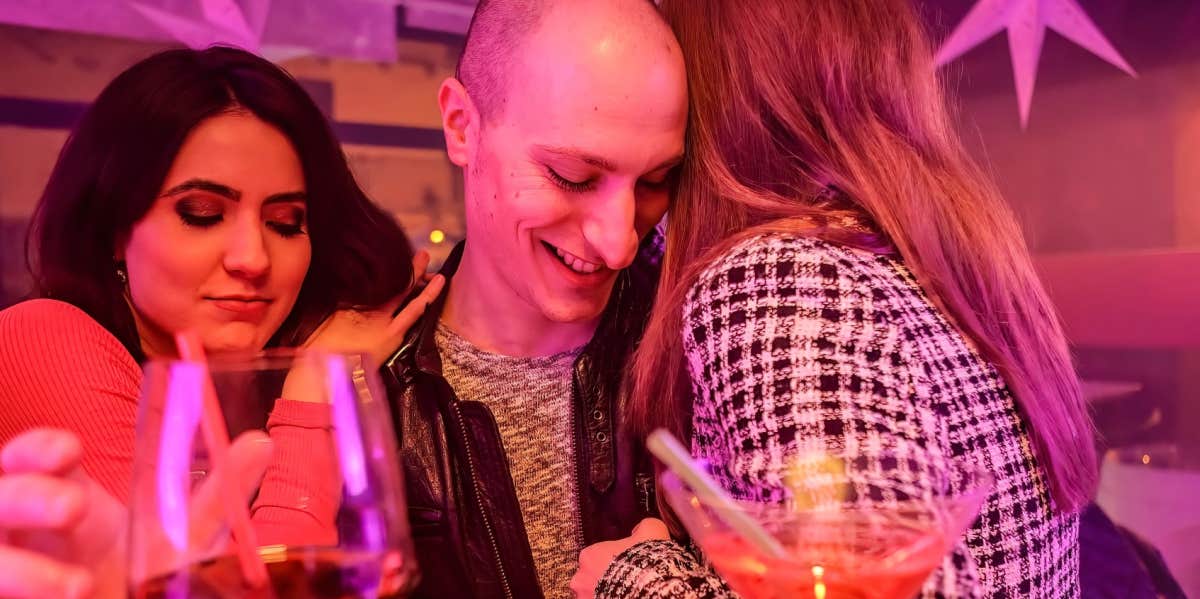 man flirting with women at bar