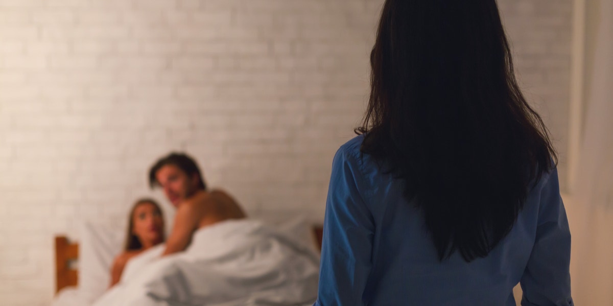 10 All-Too-Common Myths About Cheating In A Relationship ... Debunked! cheating couple