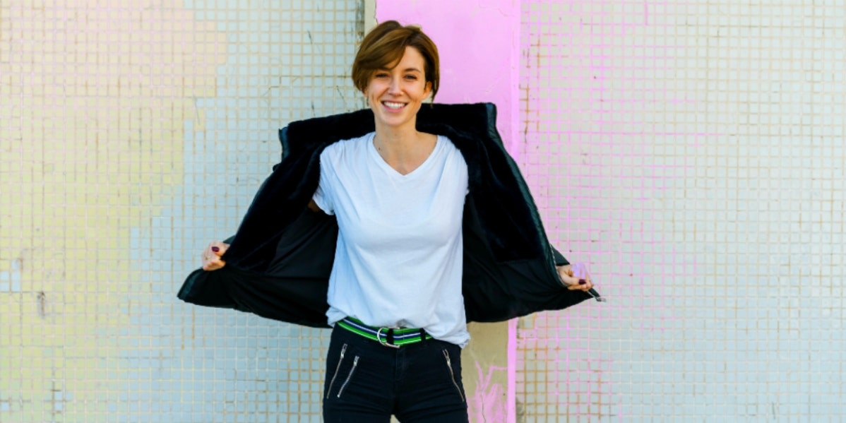 8 Closet Organization Tips When You Have Too Many Clothes woman using closet organization ideas