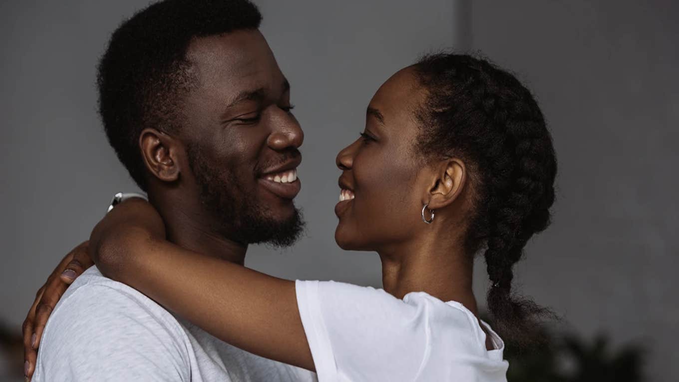 14 Clues Men Give When They Feel Butterflies For A Person happy couple smiling embracing