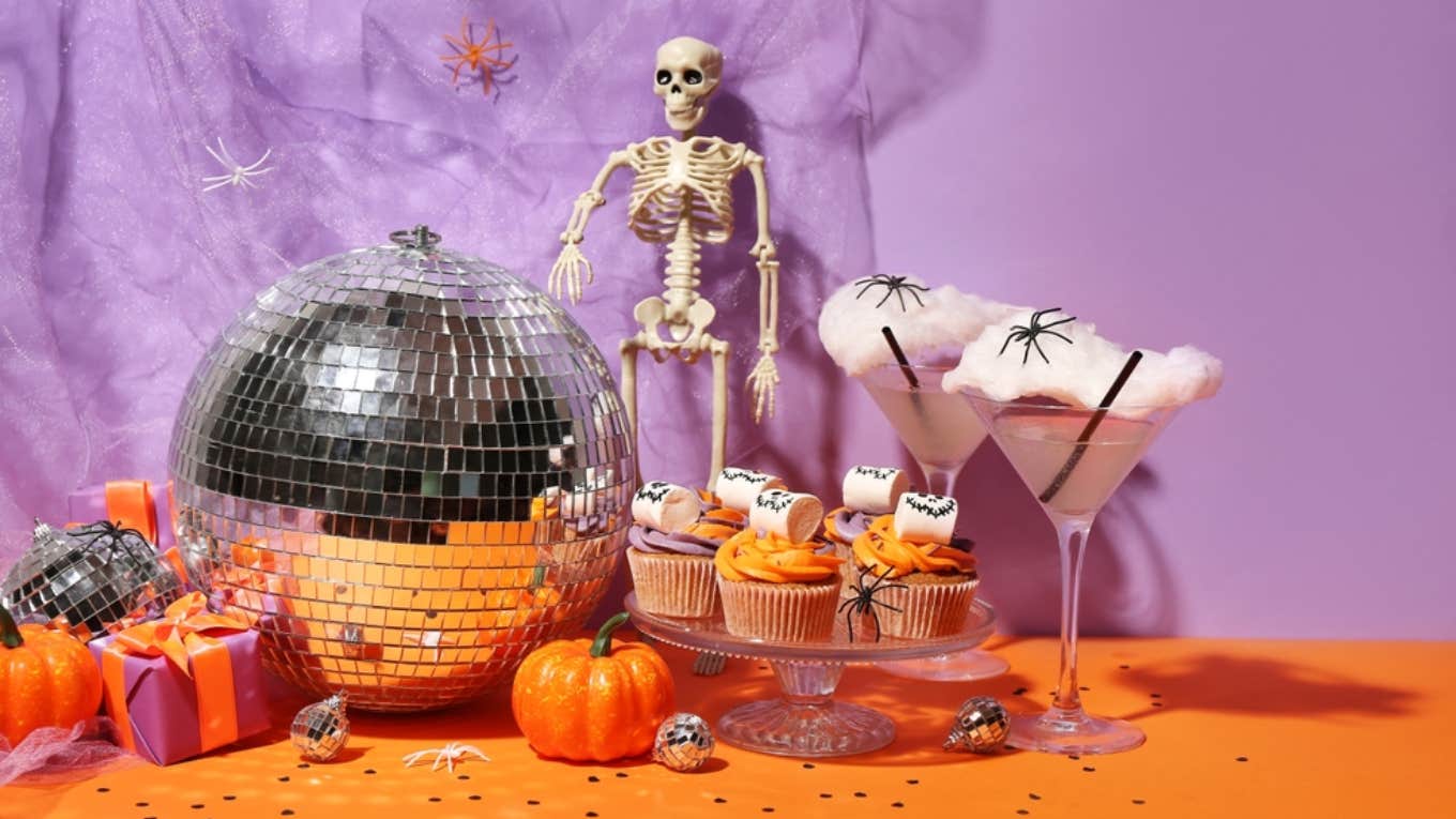 Concerned Resident Urges Neighbor To Reconsider Their Halloween Decorations halloween, decorations, holiday, neighbor
