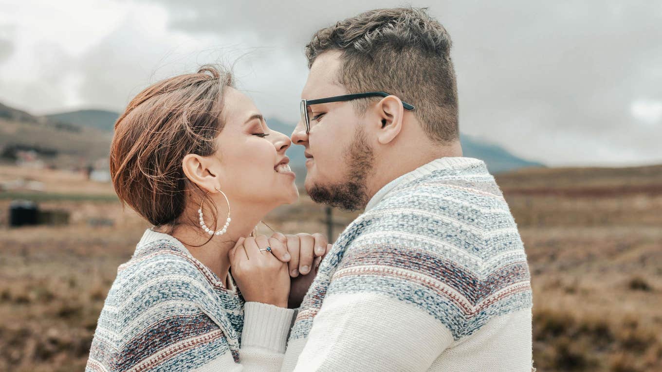 7 Things Men Do When They're Single Then Stop Doing Once They Find Love (But Seriously Shouldn't) couple smiling