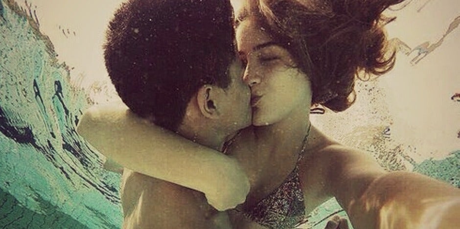 couple-kissing-underwater couple-kissing-underwater