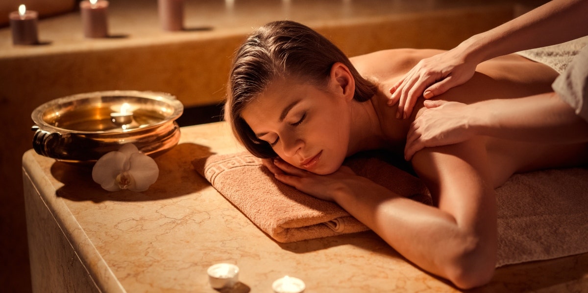 What To Do (And Avoid) During Your First Couples' Massage woman getting a massage