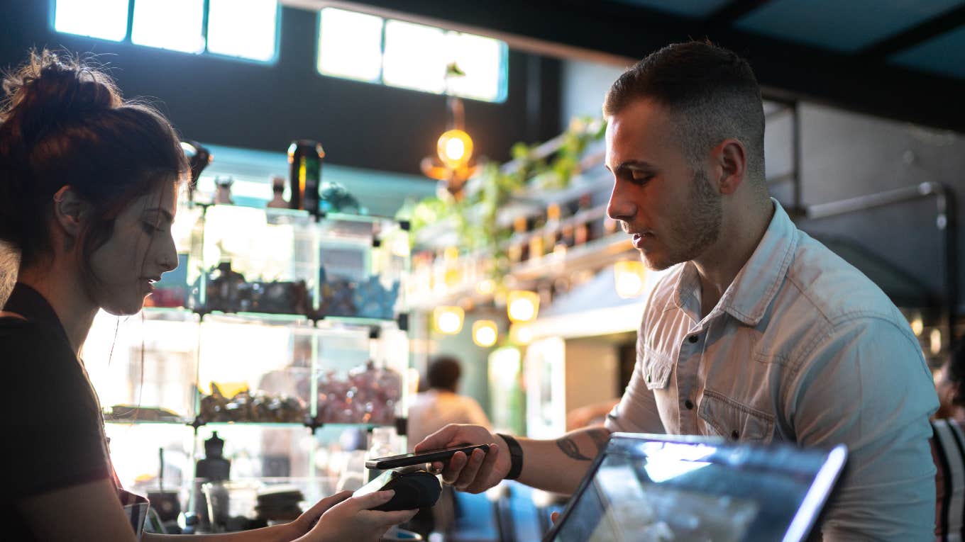 Customer Removes 18% Gratuity That Was Automatically Added To Their Restaurant Bill Customer paying bill contactless payment at restaurant