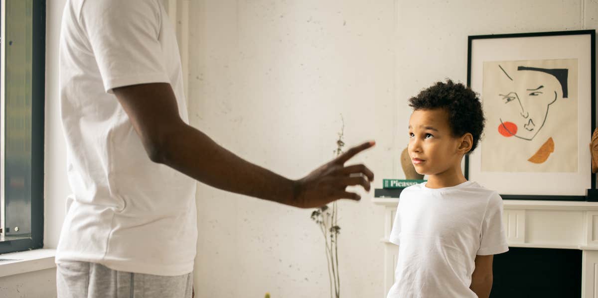 Dad Asks For Advice After Learning His Son Has Been Secretly Stealing His Sister's Dresses Dad upset with son