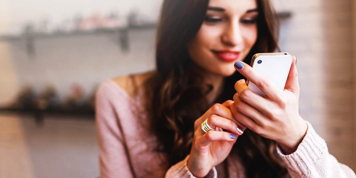 Dexting Is The Horrifying New Dating Trend — And It's Probably Happened To You girl texting