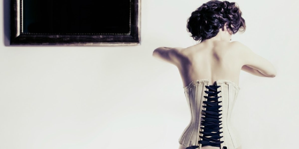 I Tried A Waist Trainer & Learned The Hard Way That Corset Training Is Extremely Dangerous I Tried A Waist Trainer & Learned The Hard Way That Corset Training Is Extremely Dangerous