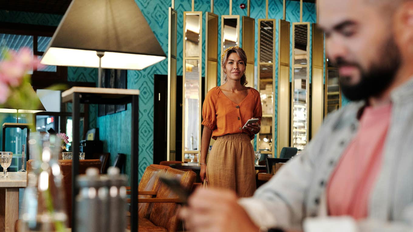 5 Major Don'ts For the First Date After Divorce Woman meeting man on first date