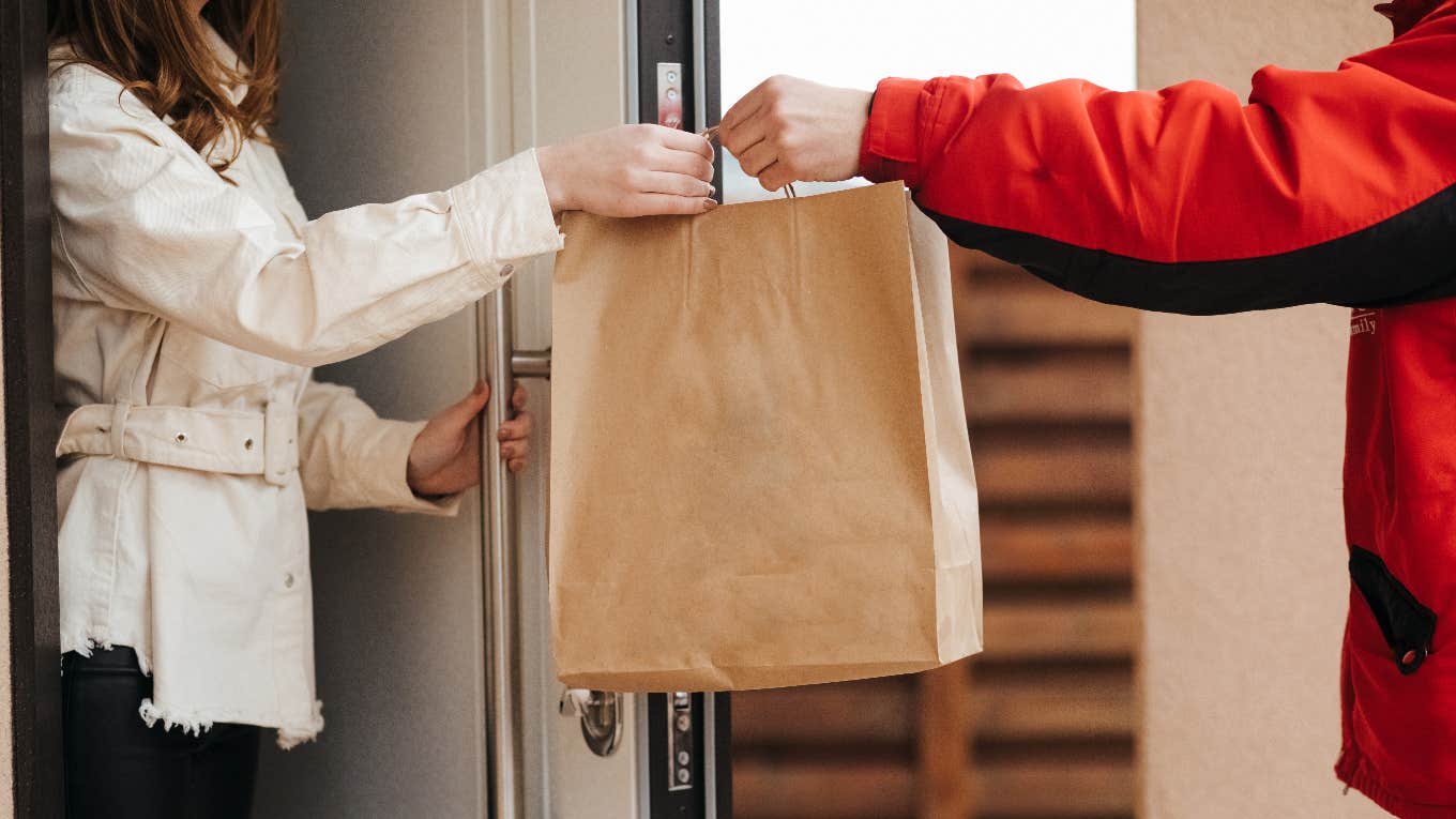 DoorDash driver delivering food