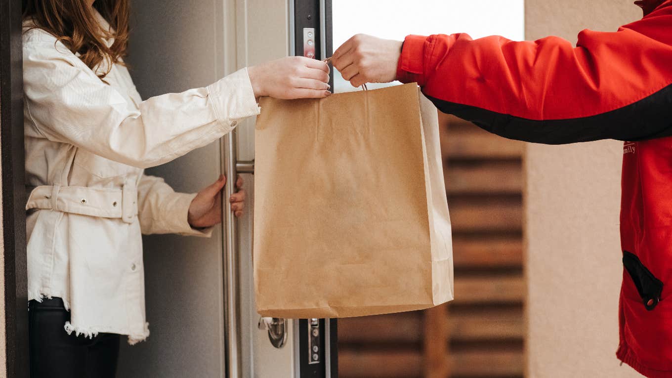 DoorDash Driver Refuses To Leave Order On Woman's Doorstep And Demands She Come Outside To Retrieve It From Him food delivery