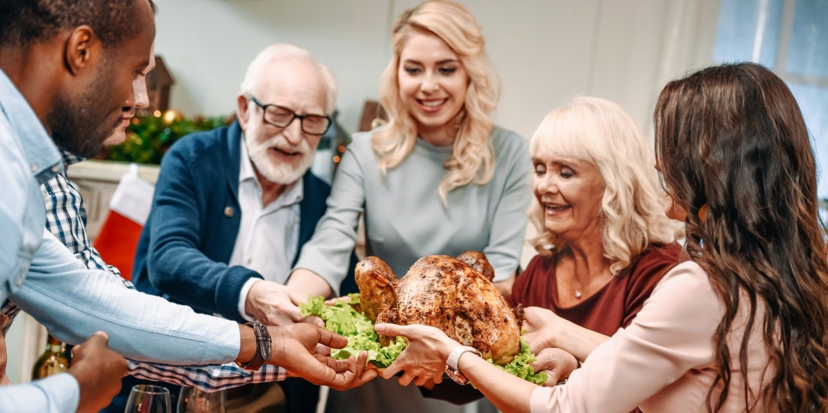 eating healthy during the holidays family at thanksgiving dinner