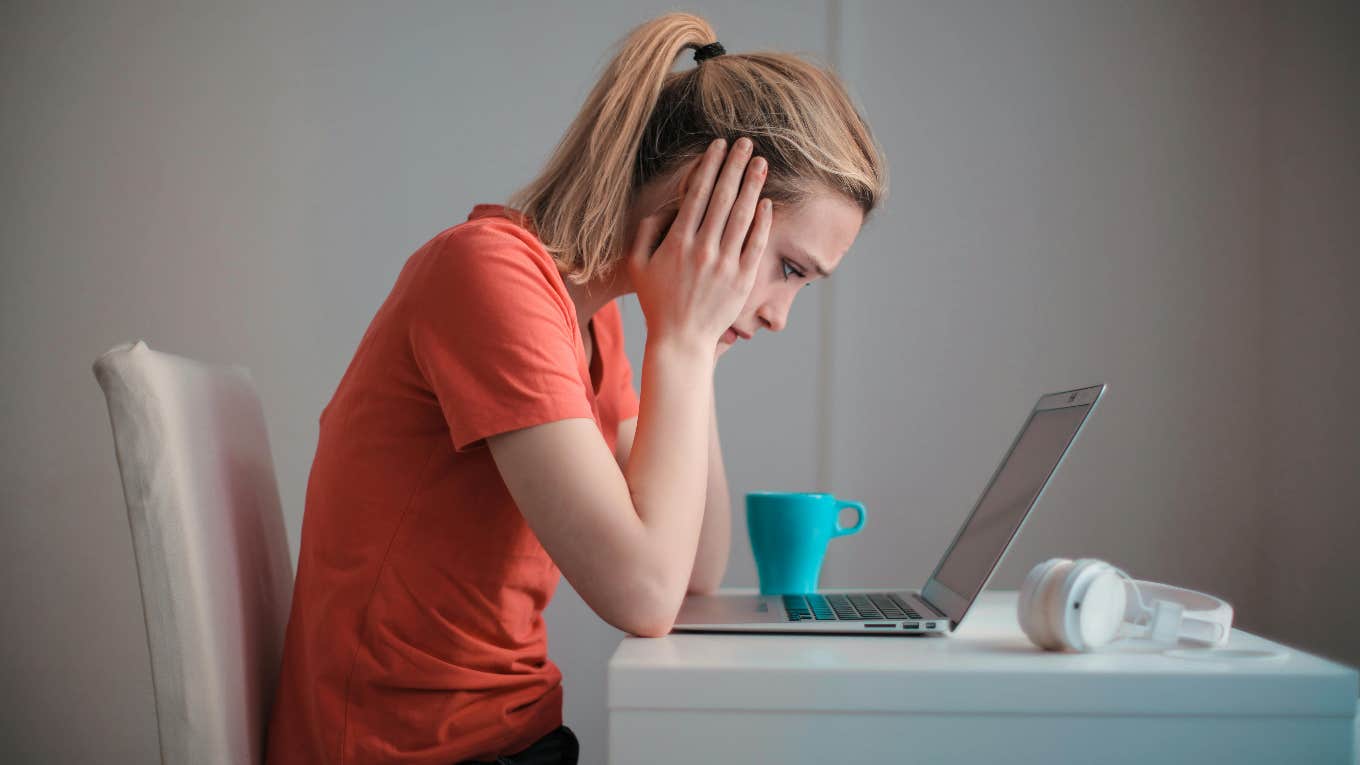 Employee Says She Was Fired From Her New Job After Two Days Because She Was Two Minutes Late sad woman at computer