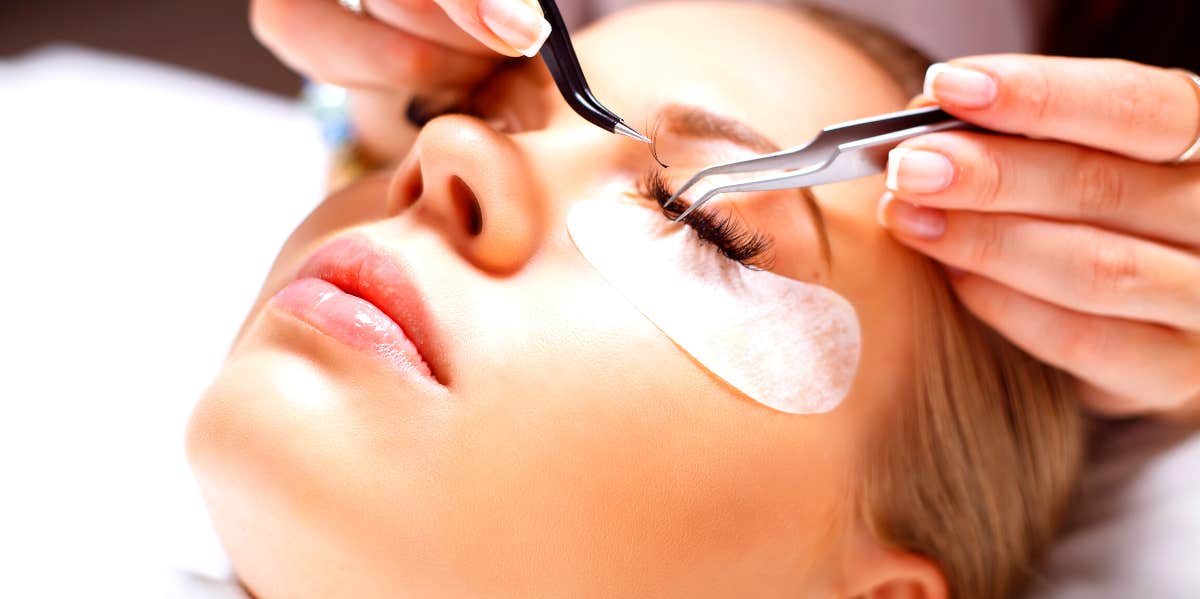 woman getting eyelash extensions