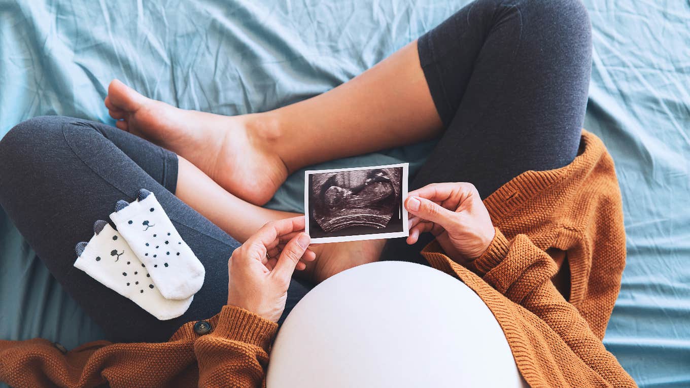 Woman Who Agreed To Conceive Child For Facebook Friend Wants Baby Back pregnant woman holding baby sonogram photo