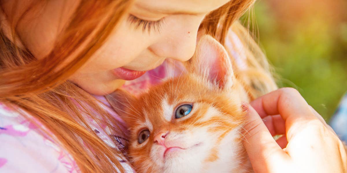 Family Wants To Keep Cat They 'Found' That Belongs To Their Neighbor Because Their Daughter Bonded With Him girl, kitten