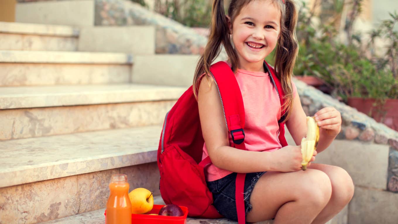 Father Adds Note To Daughter's Lunchbox Calling Out The Lunch Lady Who Shames Her For Eating Dessert lunchbox, little girl, note