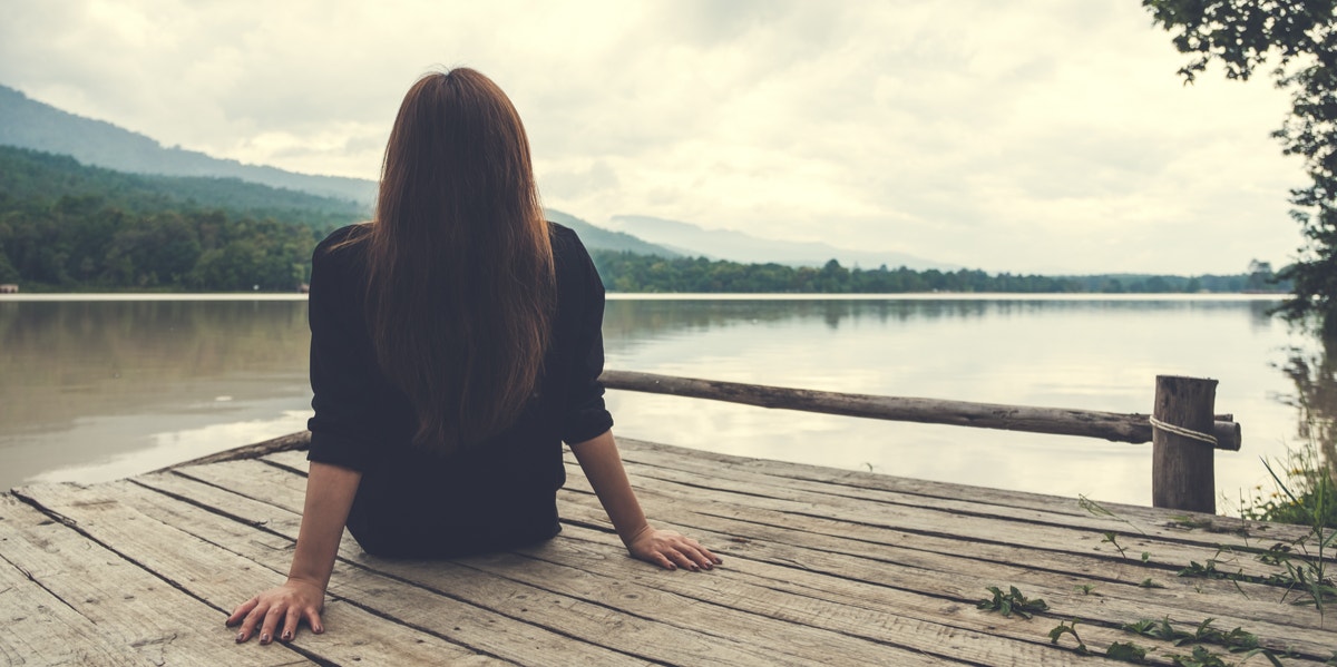 6 Signs Your Commitment Issues Are Keeping You Single woman sitting by herself on beach
