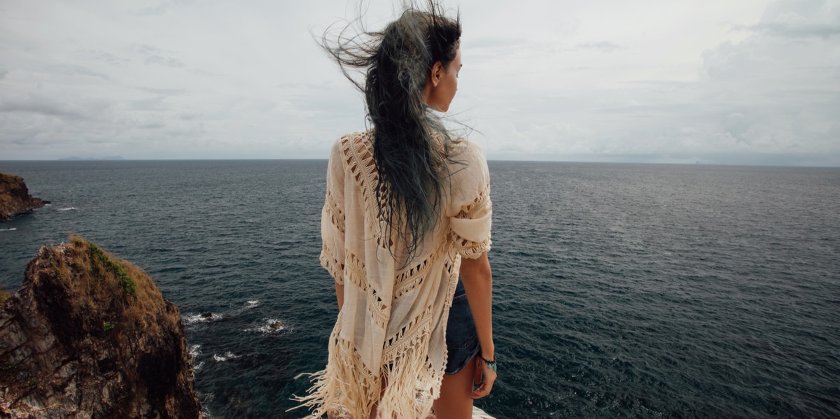 Why Being Fearless Is The Only Way To Love Again woman standing on a cliff