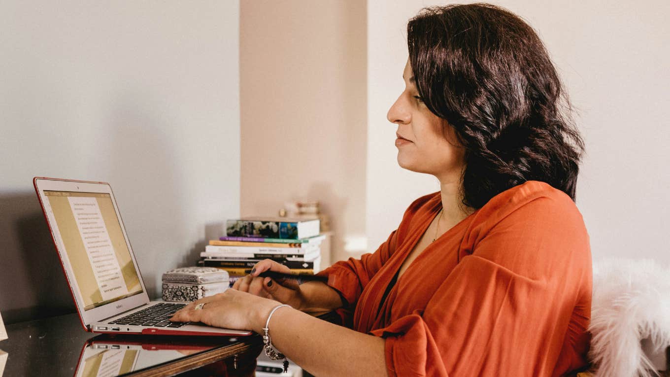 Former Stay-At-Home Mom With Grown Kids Says Going Into The Workforce After Divorce Is A Lot Of Pressure woman at computer