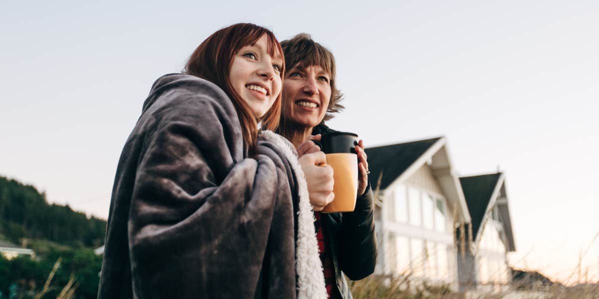 2 women drinking coffee